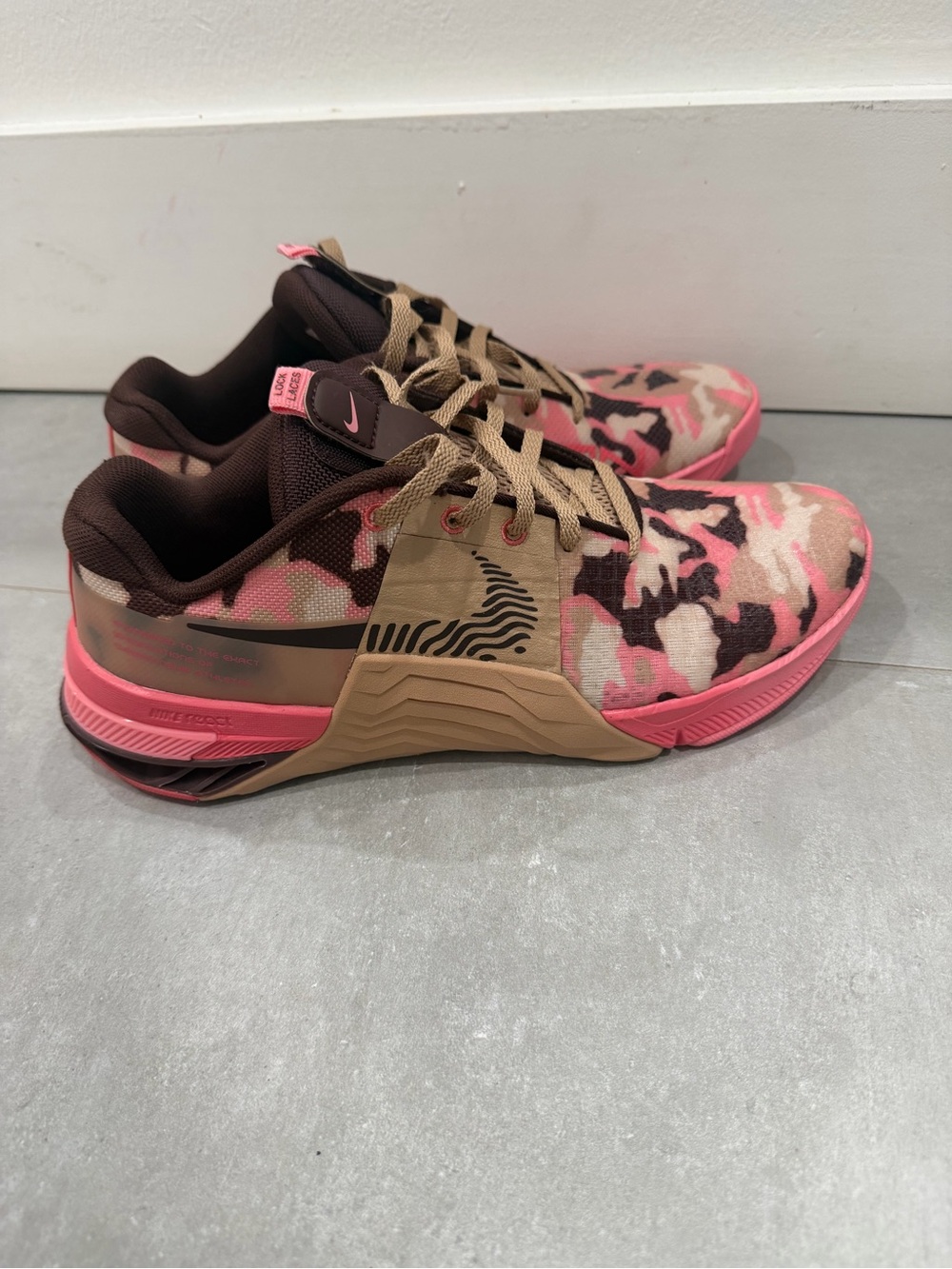 Nike Metcon Pink Camo Training Sneakers Women’s Cross Training Shoes - Picture 2 of 8